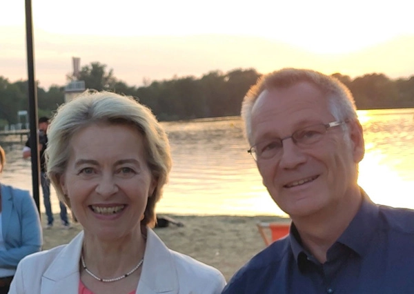 Präsidentin der Europäischen Kommission Ursula von der Leyen mit Dr. Olaf Mußmann